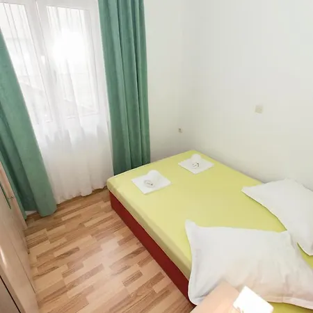 Sleeps 8 With Pool Air Con And Wifi *