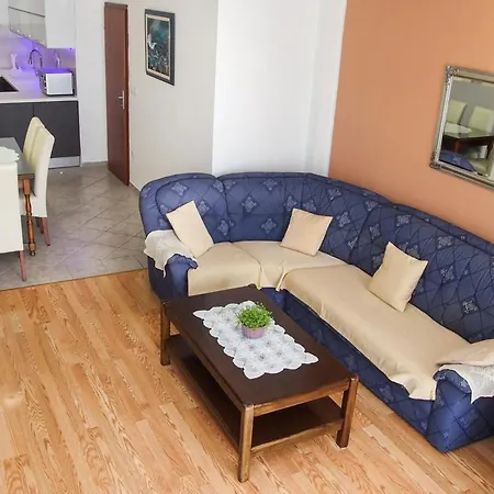 Villa Sleeps 8 With Pool Air Con And Wifi