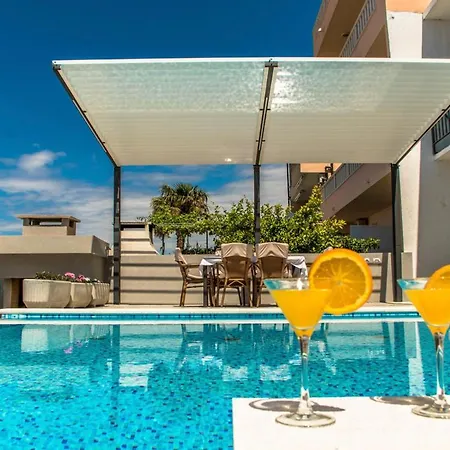 Sleeps 8 With Pool Air Con And Wifi
