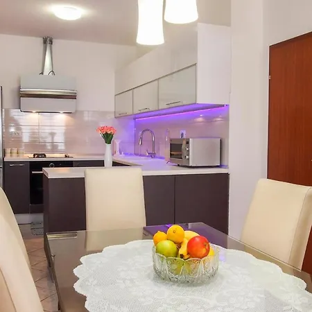 Sleeps 8 With Pool Air Con And Wifi *